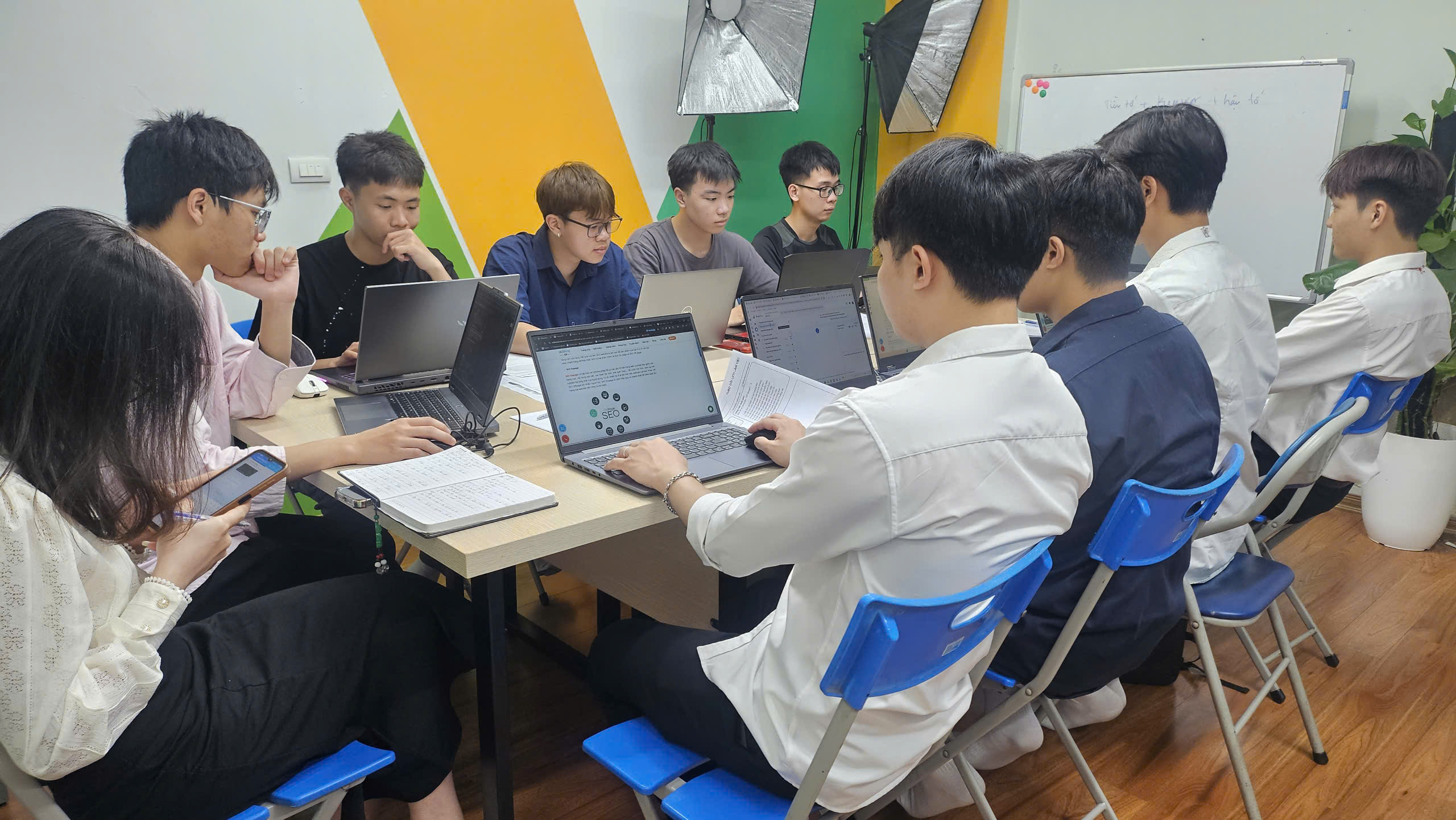 Các học viên tham gia khóa Đào tạo quảng cáo tại Thanh Trì tại Ads Việt