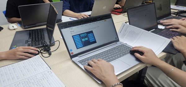 Học viên lớp học Đào tạo quảng cáo google ads tại Nguyễn Xiển được thực hành, tìm hiểu