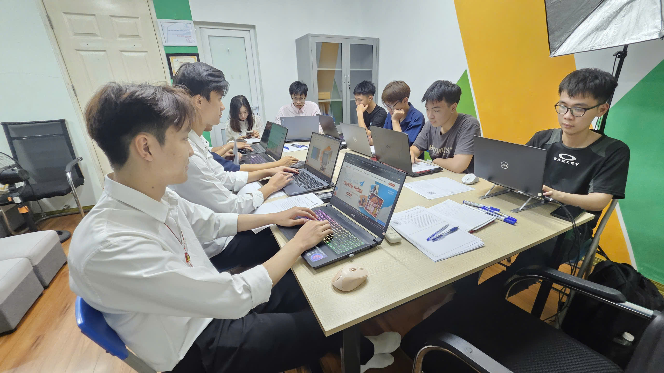 Các bạn học viên trong buổi đào tạo của khóa học Google Ads tại Nguyễn Xiển