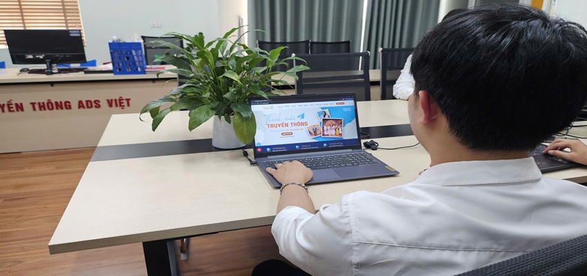 Các bạn học viên tìm tòi học hỏi tại Lớp học google ads tại Hoàng Mai