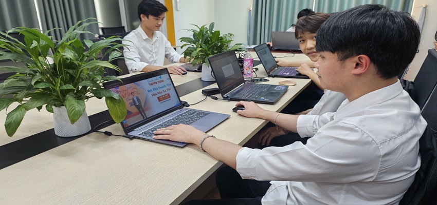 Học viên đang thực hành trong lớp học cáo Google Ads tại Đông Anh