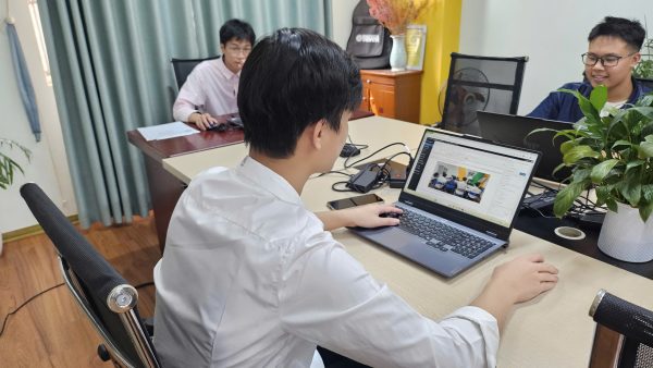 Học viên thực hành Seo trong khóa học Google Ads tại Hoàng Mai