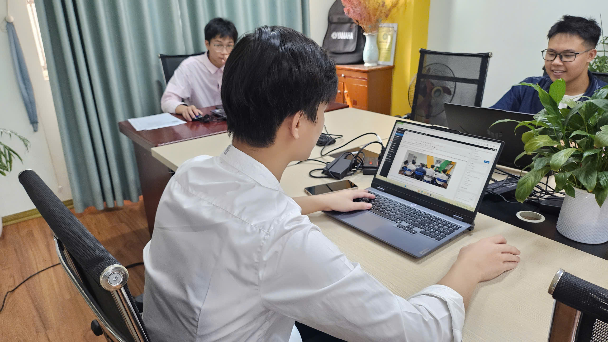 Học viên thực hành Seo trong khóa học Google Ads tại Hoàng Mai