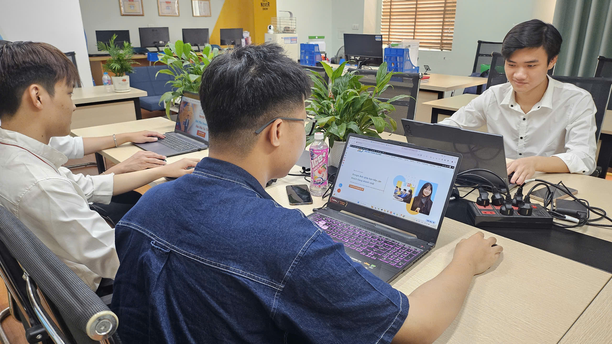 học viên của khóa học Google Ads tại Linh Đàm đang thực hành Seo